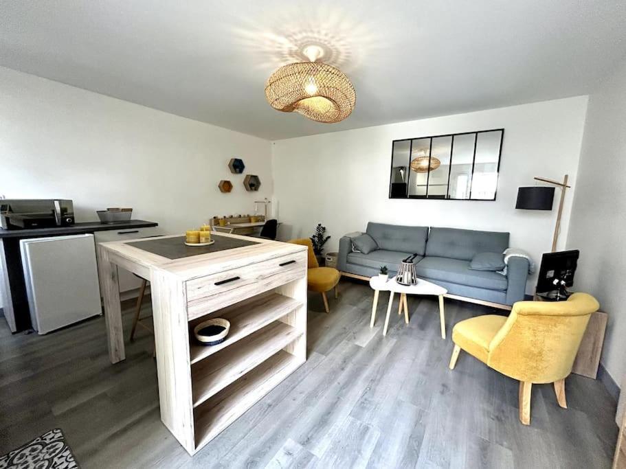 Cote Cour - Appartement En Plein Centre-Ville & Proche Des Thermes Rochefort  Exterior foto